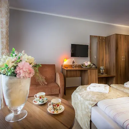 Trzy Sosny Hotel 2*
